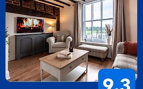 Chester Racecourse Views, Townhouse With Parking