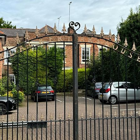 Chester Racecourse Views, Townhouse With Parking Exterior photo